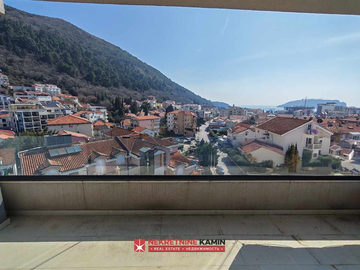 Trosoban stan, pogled na more, 2 kupatila, 3 terase, dupli parking, Budva